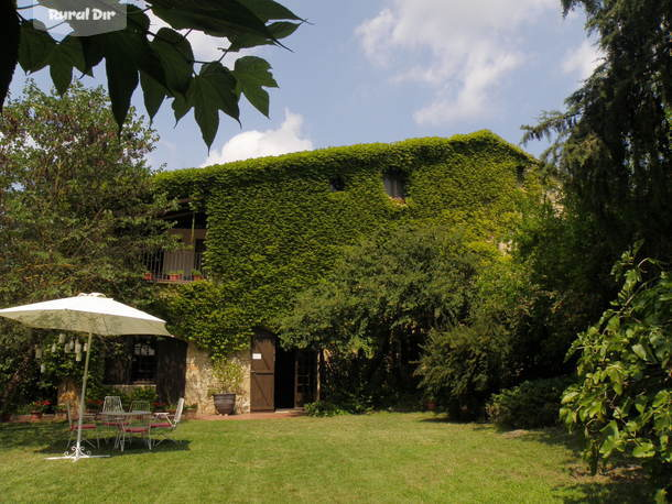 Fachada de la casa rural Can Solanas