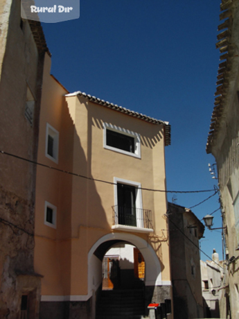 fachada de la casa rural Casa del arco