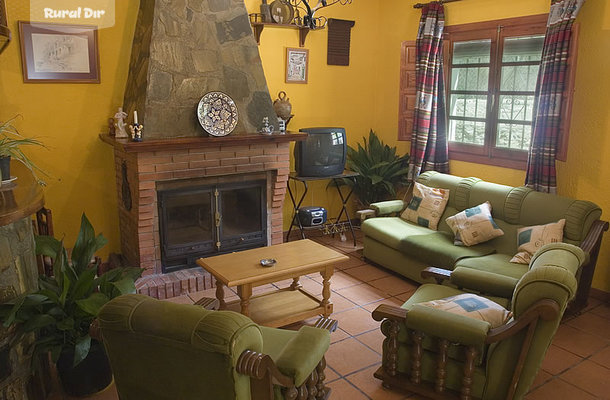 Salón con chimenea de la casa rural Cortijo Puerta Casas Rurales