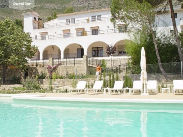 Fachada y piscina de la casa rural Casa El Somni.Apartamentos turísticos.