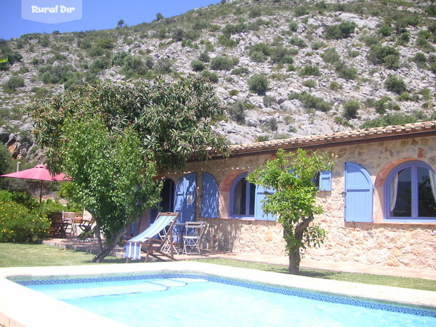 Piscina y fachada CR El Sequer de la casa rural Casa Rural El Sequer