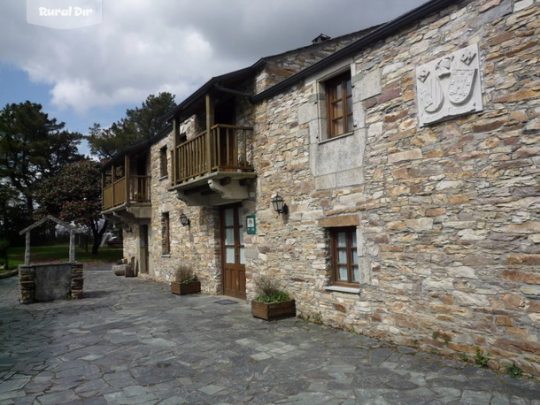 Fachada lateral de la casa rural A Pena de Candamil