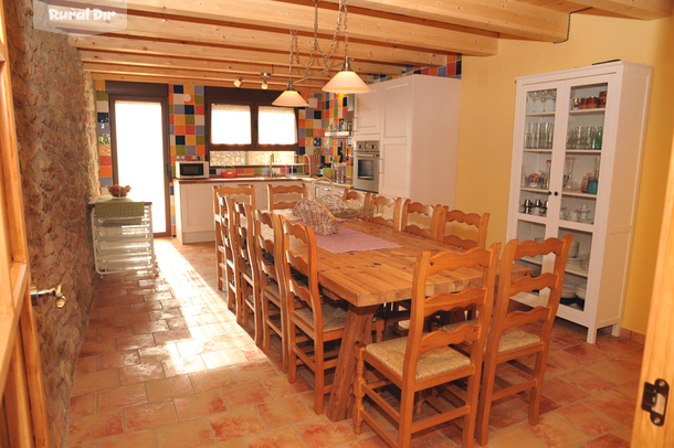 Amplia cocina-comedoar de la casa rural Rosalia Casa Rural