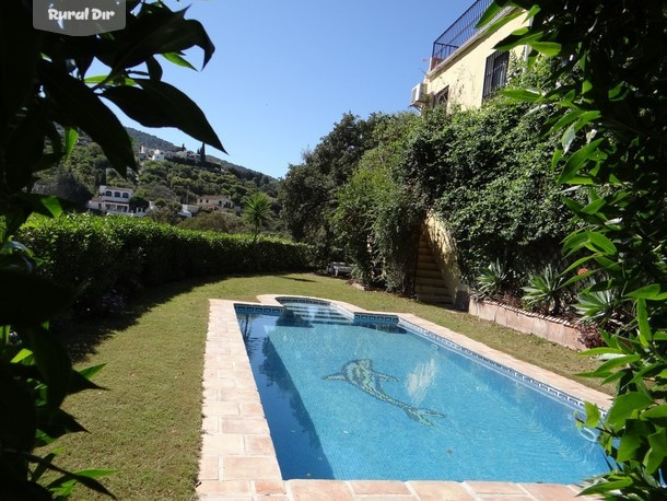 Piscina privada y jardin de la casa rural El Corcho Casa con jacuzzi y piscina