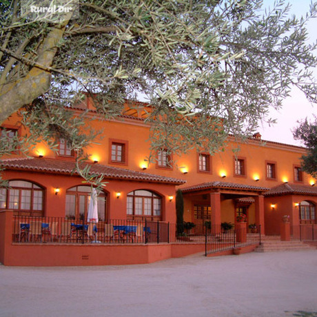 fachada de la casa rural Olivar de las Mangas