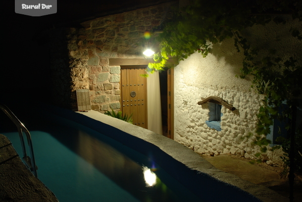 Entrada a la casa desde la piscina de la casa rural Molino Anica