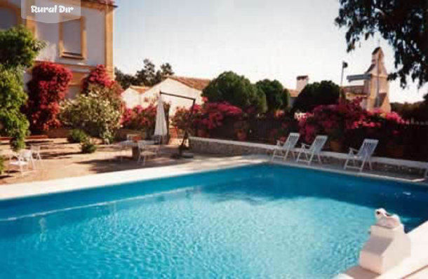 Para refrescarse, nuestra piscina. de la casa rural El Vaqueril