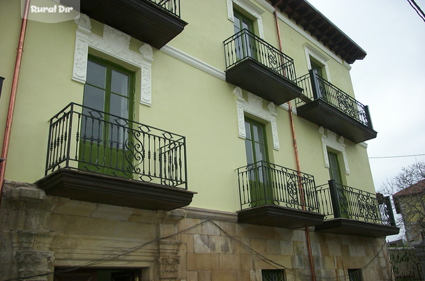 fachada principal de la casa rural Casa de valle