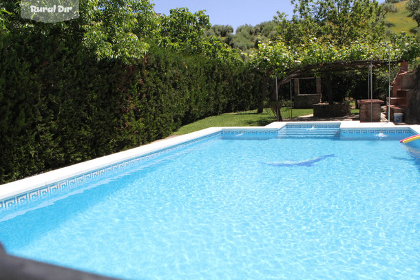 Piscina y jardín de la casa rural Casa Pascualillo