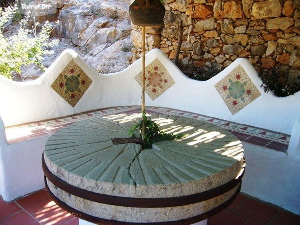Mesa terraza de la casa rural El Jardín Mediterráneo-Moli Colomer