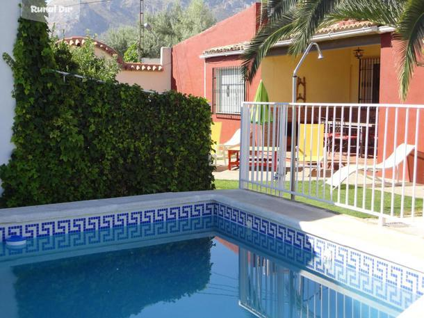 Vista del jardín y piscina de la casa rural Casa La Ronda