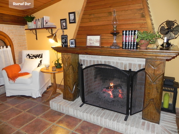 Salón con chimenea de la casa rural la buhardilla de mi casa