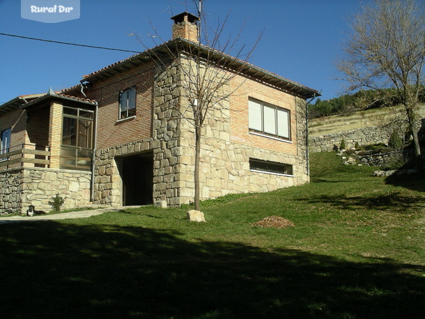 Fachada de la casa rural C. La Ladera