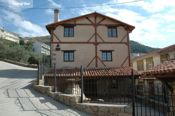 Fachada de la casa rural C.Las Fábulas