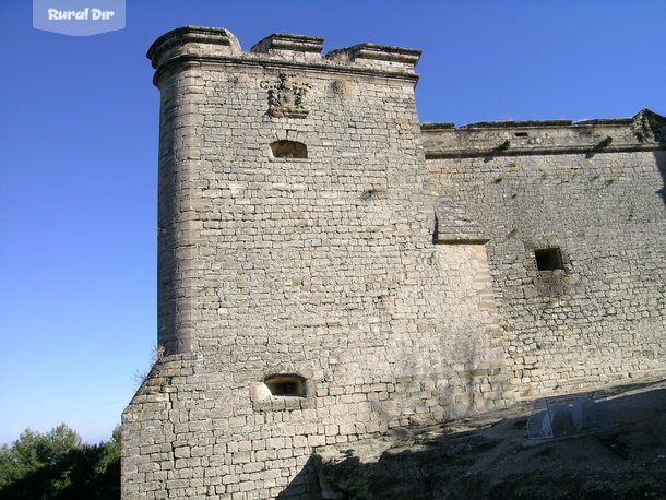 El Castillo visto desde la casa.Exterior de la casa rural El Árbol de Mariquita