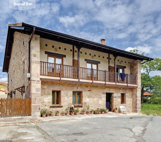 Fachada principal de la casa rural LaBalbina