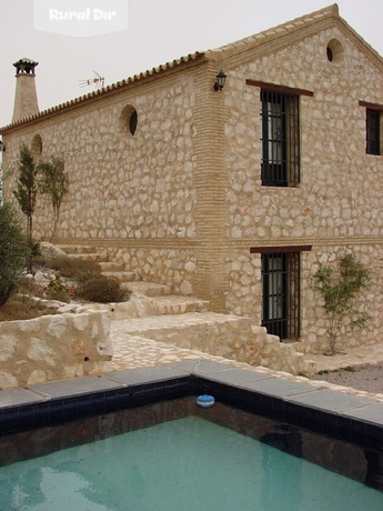 Piscina y Fachada de la casa rural Casa Carmen