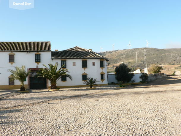 FACHADA PRINCIPAL DEL CORTIJO de la casa rural Cortijo La Colá