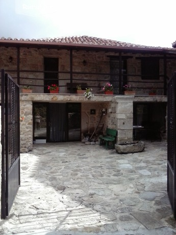 Entrada principal de la casa rural casa do lombo