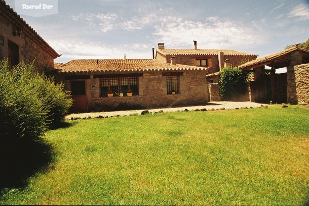 Fachada de la casa rural La Trocha de Hoyorredondo