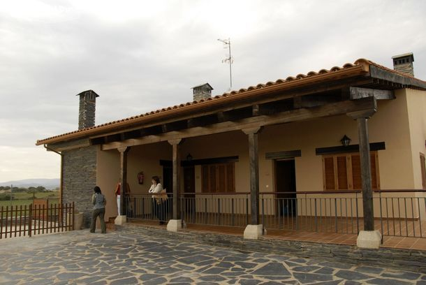 Fachada Casa de la casa rural Apartamentos Rurales El Lago (Red Turnat)