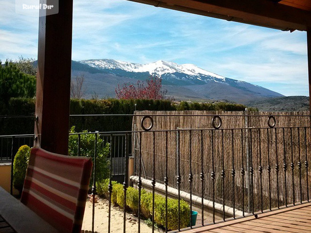 Porche con vistas al Parque Natural del Moncayo de la casa rural Villa Encanto