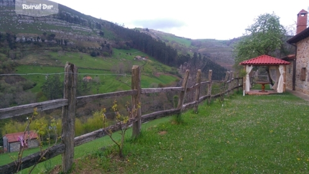 JARDÍN CON CENADOR de la casa rural EL PILON