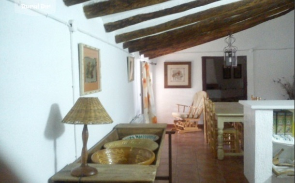 salon con barra americana de la casa rural casa de Arriba en Cortijo el Cosio