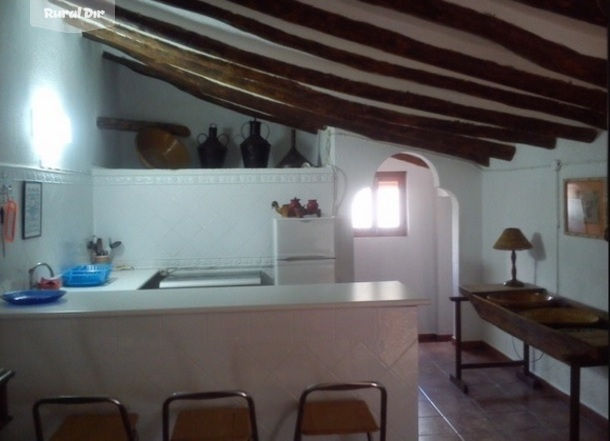 salon con barra americana de la casa rural casa de Arriba en Cortijo el Cosio