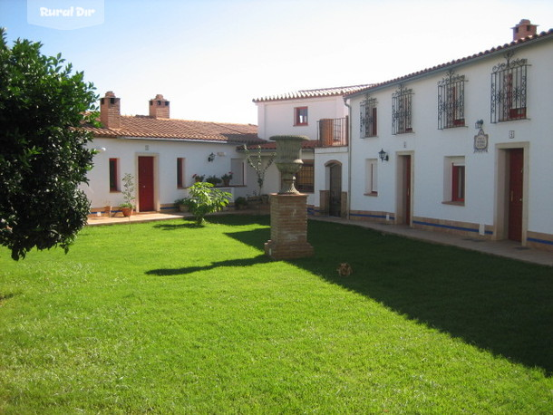 Jardín central, ubicado junto a las famosas Grutas de las Maravillas de la casa rural La Estancia Villa Rosillo.