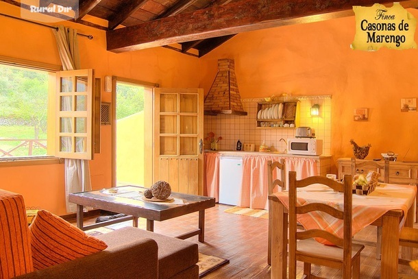 Nuestro salón comedor con su cocina al fondo. de la casa rural Casa el Teide