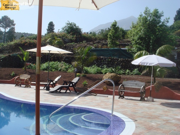 Nuestra piscina con el Teide al fondo. de la casa rural Casa Aperos