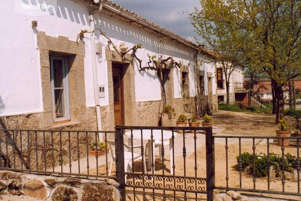 Fachada de la casa rural C. de la Parra