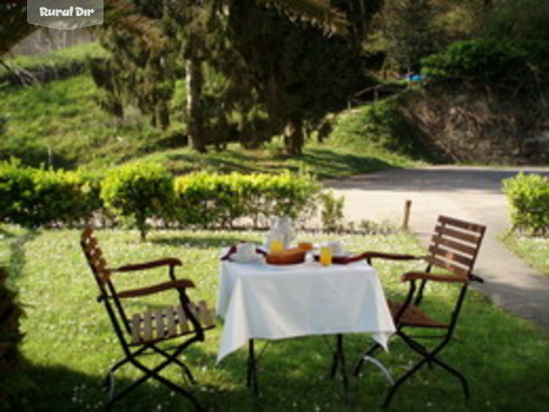 jardin de la casa rural Alojamimetos Rurales Peñacabrera