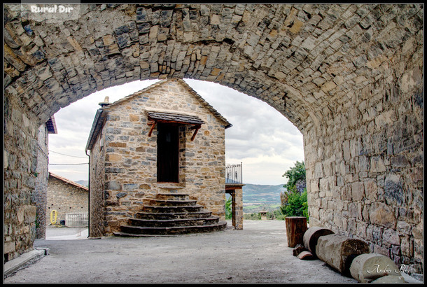 Vista desde el arco. de la casa rural La Borda de Mery