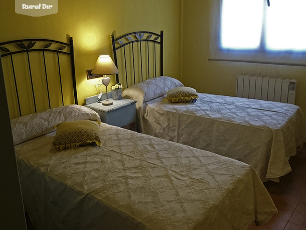 dormitorio con 2 camas de 90 de la casa rural Alqueria del Hoyo l