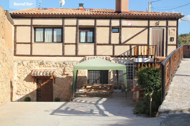 fachada principal de la casa rural Las Tercias de Curiel 