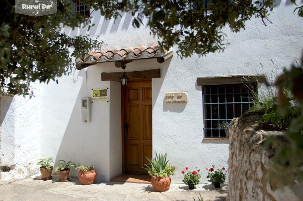 La madera, la forja, las paredes blancas, las tejas árabes han sido utilizadas en su restauración de la casa rural Casa rural Las Encinas