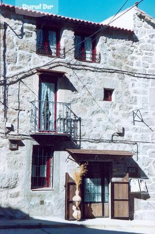 Fachada de la casa rural C. Neveritas