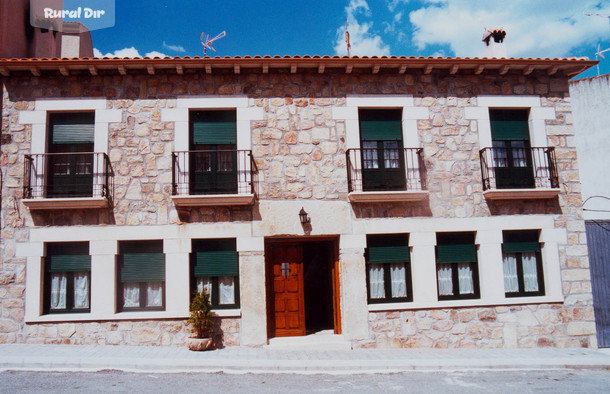 Fachada de la casa rural C. del Tio Claudio I y II