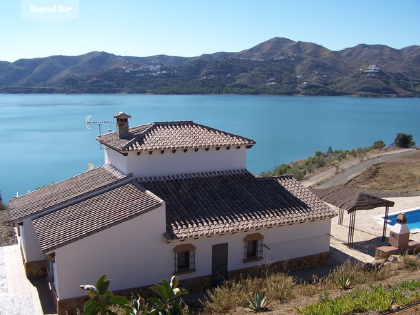 Foto general de la casa y situación de la casa rural Casa Rural la Solana en el Pantano de la Viñuela