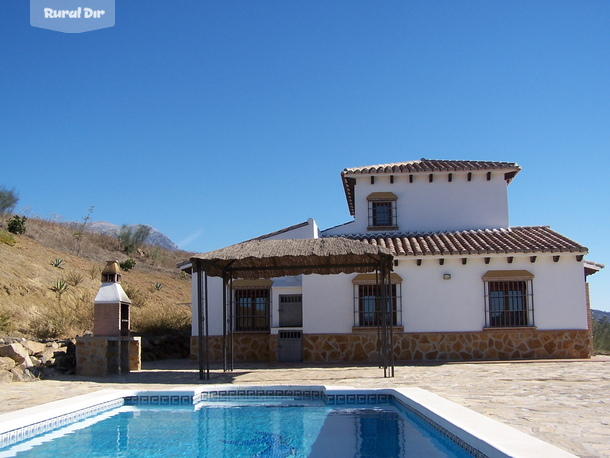 Casa con piscina de la casa rural Casa Rural la Solana en el Pantano de la Viñuela