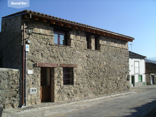 Fachada de la casa rural C. La Celestina