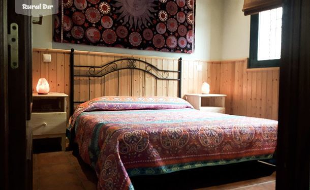 Dormitorio con cama de 1,50m de la casa rural La Casa de La Veleta