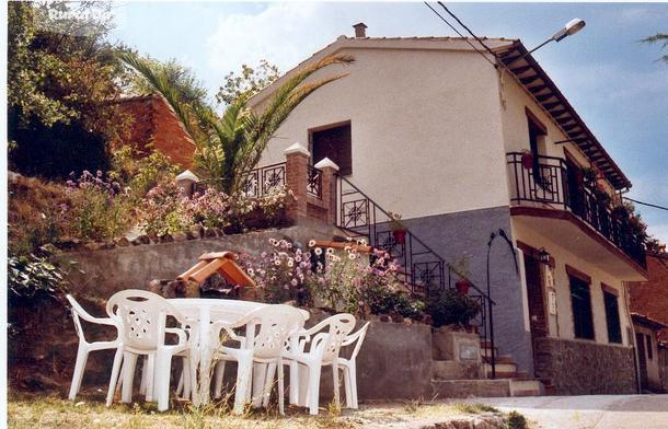 Fachada de la casa rural C. La Balconada de Gredos