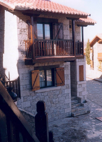 Fachada de la casa rural C. El Berrueco