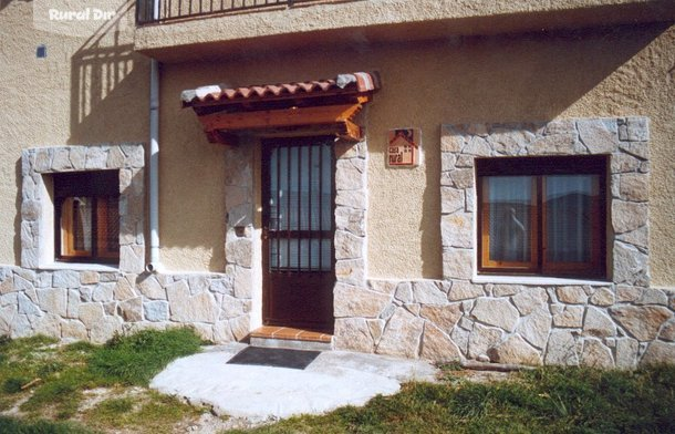 Fachada de la casa rural C. Pequeño Galayo