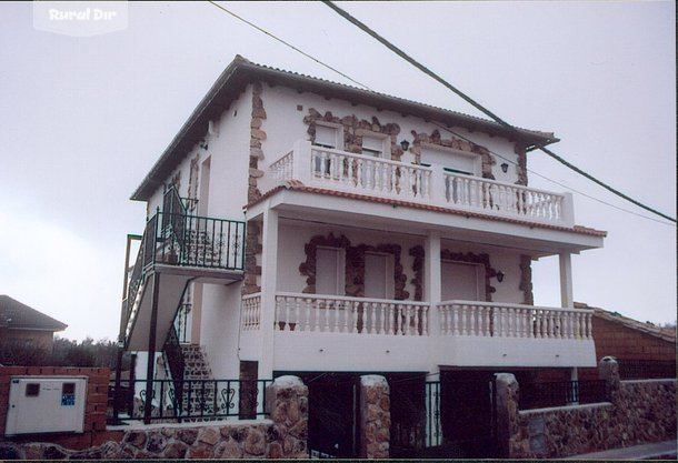 Fachada de la casa rural C. El Tejadillo