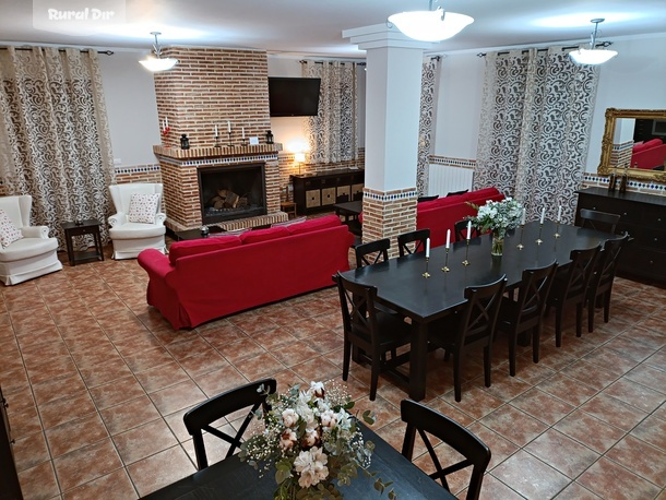 Amplio salón-comedor con chimenea y calefacción en casa rural Cortijo Alcibara, en Vélez Rubio (A... de la casa rural Cortijo Alcibara