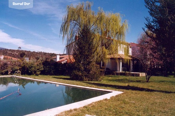Piscina-Jardin de la casa rural C. Los Enebros